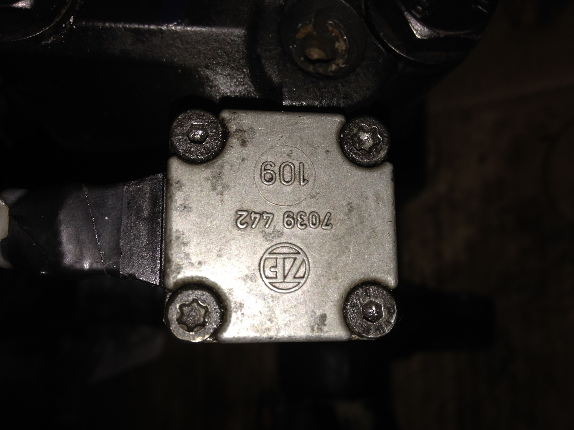 Сервотроник е39. Клапан сервотроник BMW e39. Е38 сервотроник. Клапан сервотроника BMW e60. Фишка сервотроника BMW e38.