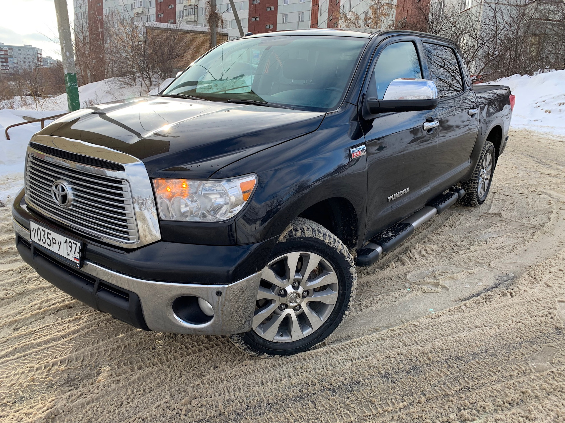 Atom tundra 2024. Toyota Tundra Land Cruiser. Тойота тундра и ленд Крузер. 200 Ленд Крузер и тундрой. Ленд Крузер тундра.