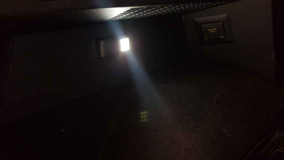 В багажнике новые диоды. нужно фотографировать ночью, что бы лучше ощутить эффект. — Volkswagen Tiguan (2G)