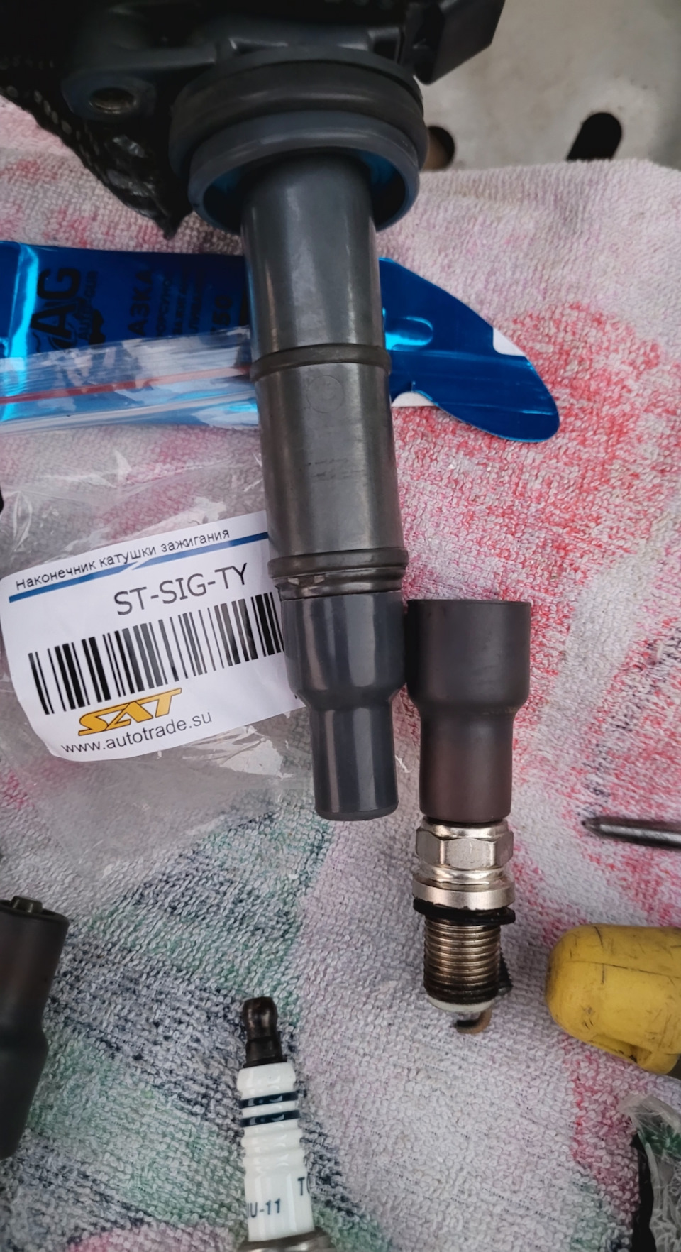 с колпачками не мудрил, взял что было быстро и дешево для эксперимента так сказать. Сами они тоньше, по длине такие же, свеча входит плотно — Toyota RAV4 (III). Запчасти на фото: STSIGTY