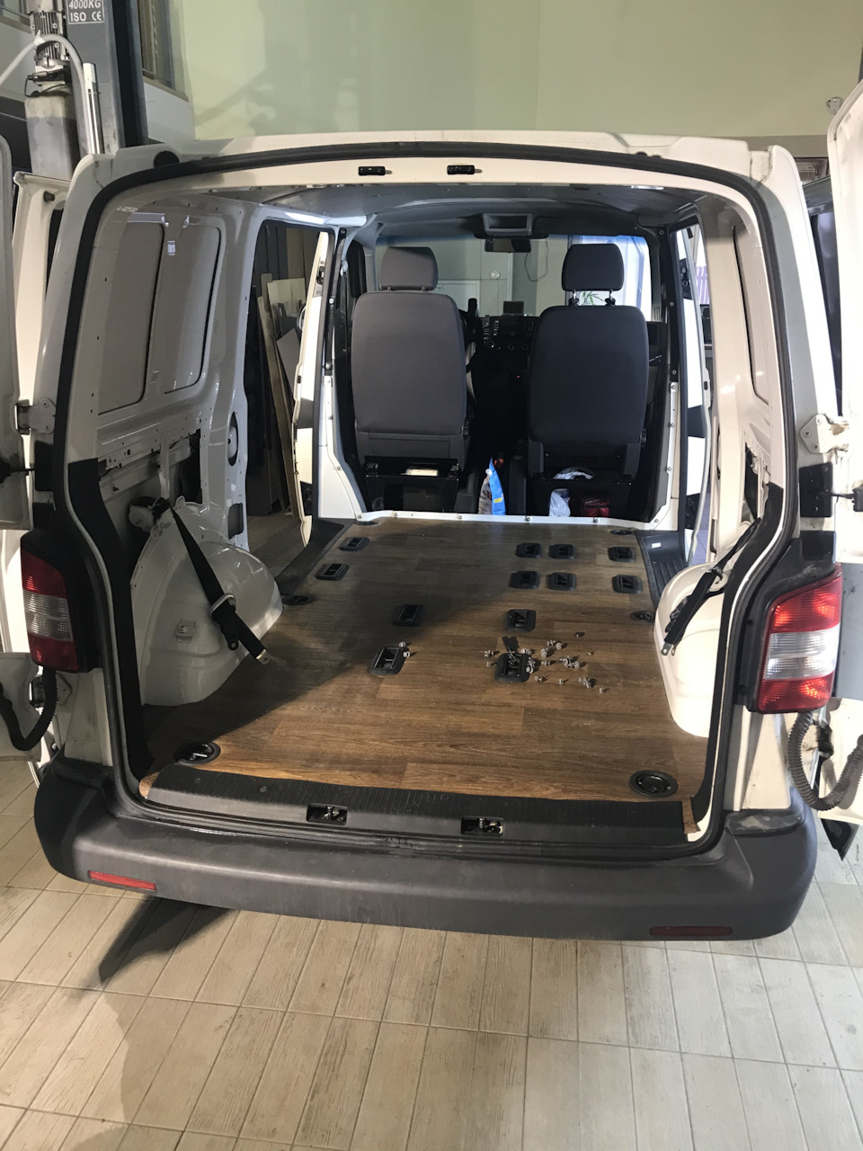 Переоборудование с грузового в пассажирский — Volkswagen Transporter T5, 2  л, 2010 года | тюнинг | DRIVE2