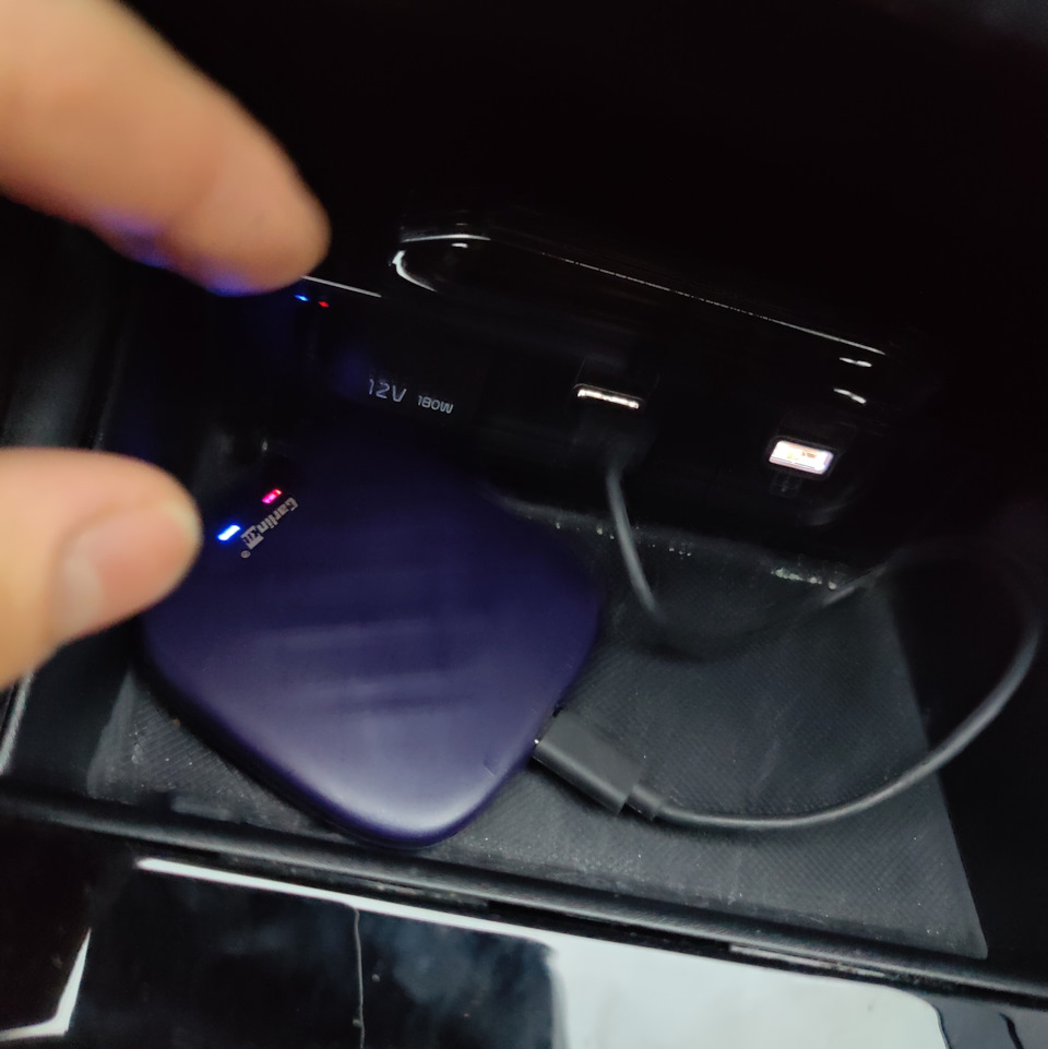 Лежит закрытый крышкой панели, поэтому вид не портит, без колхоза — KIA K5 (3G)