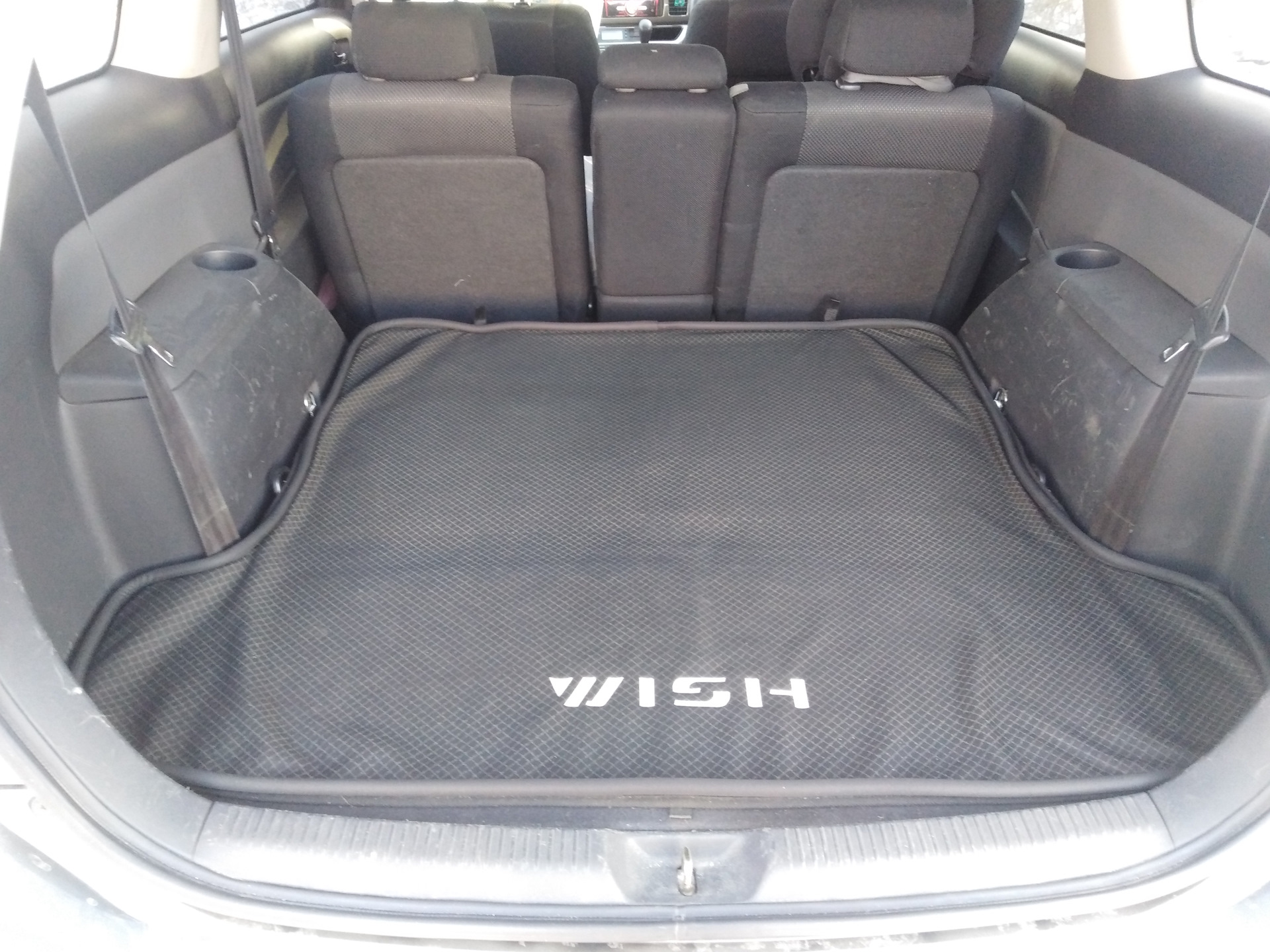 Toyota Wish 2012 багажник