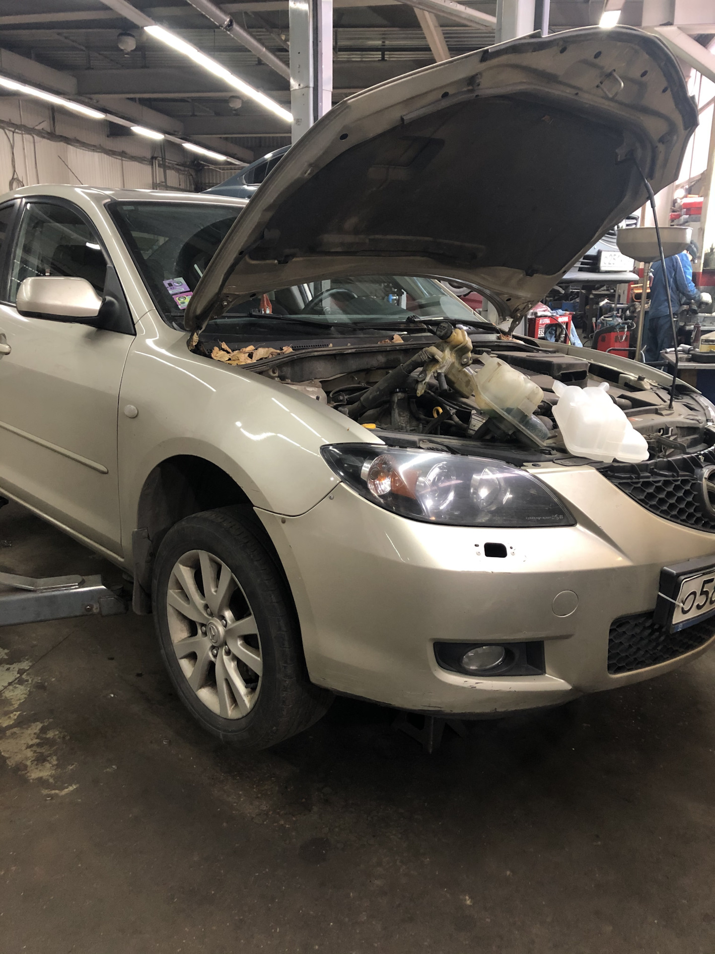 Mazda 3 BK 1.6 2007 трещина в расширительном бачке. — Мазда-СТО на DRIVE2