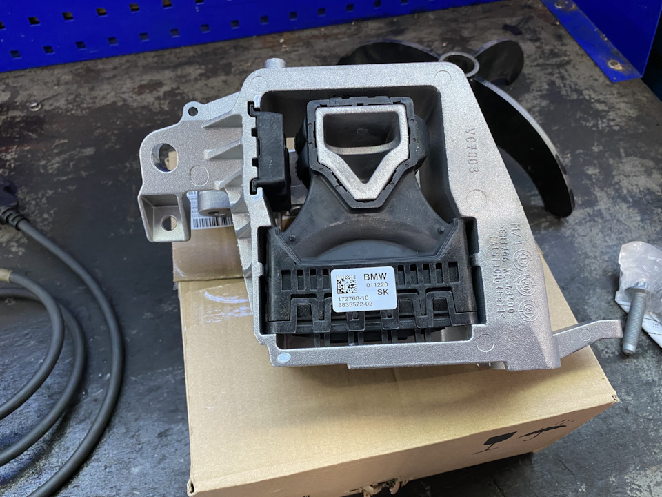 Далее можно начать сравнивать, это самая новая подушка с номером 22118835572 — BMW 2 series Active Tourer (F45). Запчасти на фото: 22118835572, 8835572