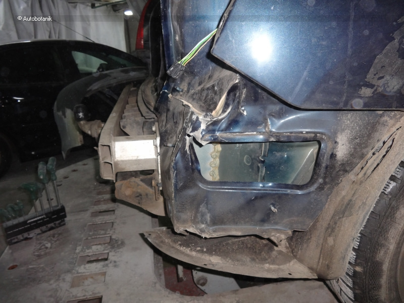 Порванный металл отверстия воздуховода — результат попыток мастеров АВЕСа — Peugeot 308 SW (1G)