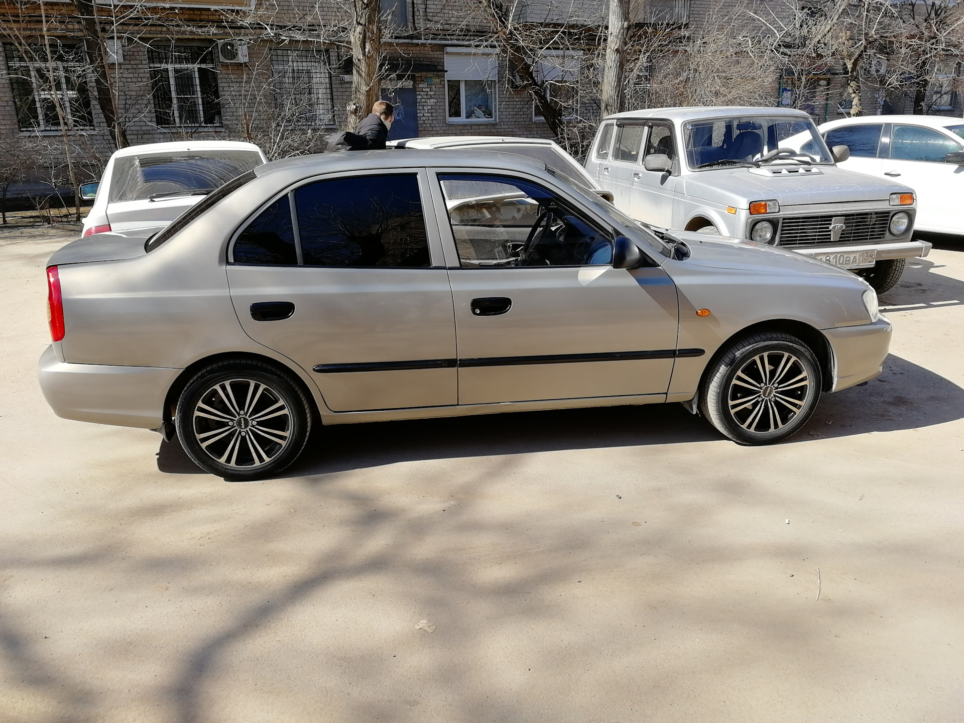 Светло-бежевый Hyundai Accent 2008