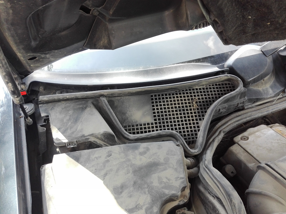 Чистка центрального водоотвода под капотом — Mercedes-Benz E-class ...