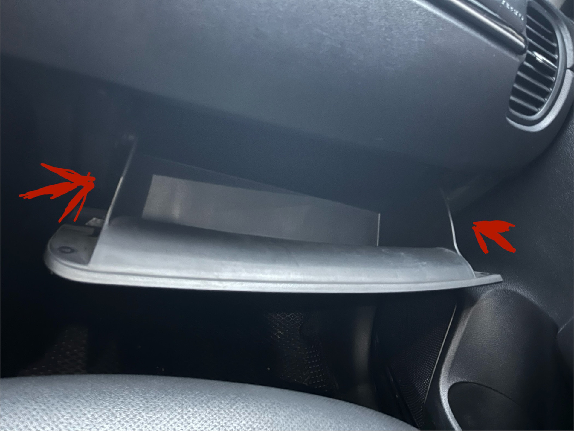 Как поменять салонный фильтр рио 4 Установка салонного фильтра KIA Rio 5-door (2G), 1,4 л, 2008 года расходники D