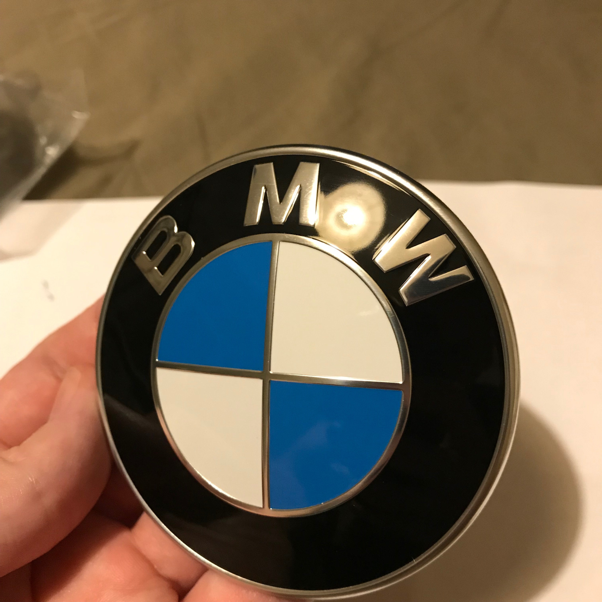 Значки оригинал купить. BMW эмблема. Значок БМВ. Новый значок BMW. Новый логотип БМВ.