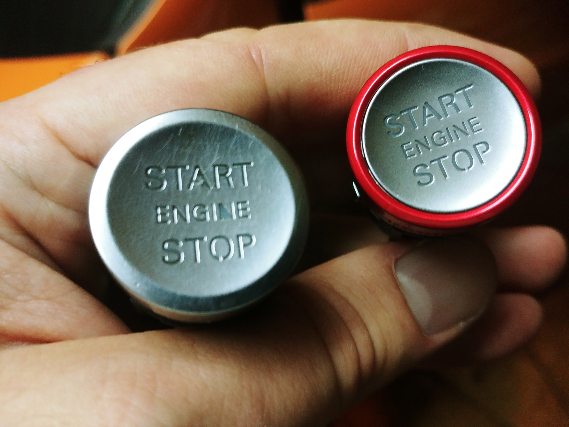 Кнопка старт 2022. Палец нажимает на кнопку старт. Нажать кнопку старт. Блок клавиш ваз 2107. Бесключевой запуск двигателя.