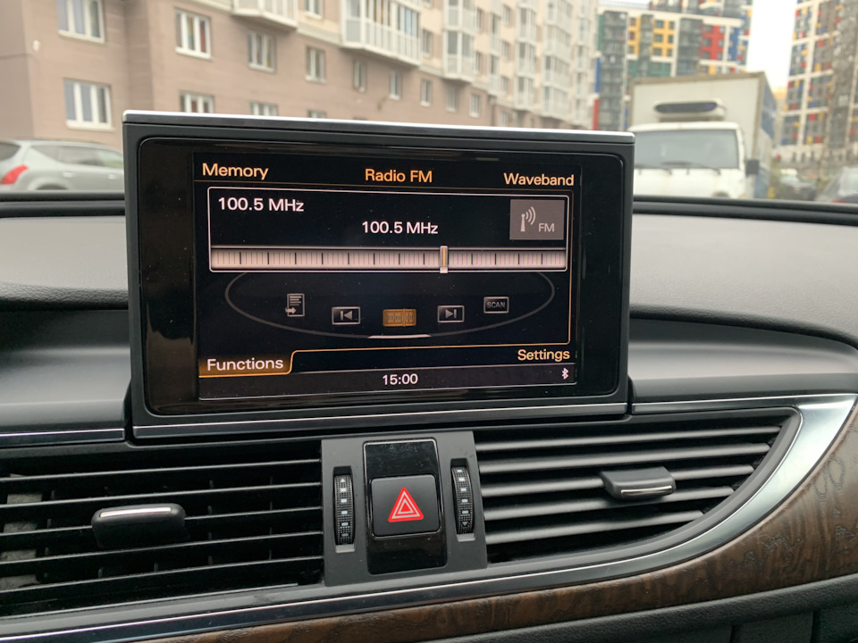 что такое mmi в ауди. jyAAAgHXX A 960. что такое mmi в ауди фото. что такое mmi в ауди-jyAAAgHXX A 960. картинка что такое mmi в ауди. картинка jyAAAgHXX A 960. Решил детально разобраться в функциях и возможностях AudiConnect установленном в моём автомобиле. Для начала необходимо зарегистрироваться на сервисе myAudi через официальный сайт. Есть такое словосочетание "user friendly interface" — понятный для использования интерфейс и вот это понятие никак не отнесешь к сервису myAudi. Куча картинок и бесполезной информации, вдобавок отсутствие прямых ссылок, вызывает по крайней мере недоумение при поиске необходимой информации на официальном сайте ауди и последующей необходимой регистрации в сервисе. Все расставляет на свои места руководство по эксплуатации, ему впоследствии и доверяю больше.После регистрации вводим VIN своего авто и в личном кабинете подгружается вся информация по автомобилю. На страничке видим фотки машины, как в конфигураторе. Есть раздел "Бортжурнал" в котором открывается доступ на полнообъёмную онлайн инструкцию по эксплуатации. Также можно ввести индивидуальные данные автомобиля, такие как пробег, дата регистрации, номерной знак, выкупная цена и еще какая то фигня. Не стал заполнять. Ну и последний раздел — удалить профиль автомобиля).Во вкладке "функции" главного экрана доступно скачивание обновлённых карт. Можно скачать целиком всю Европу (13,3 Гб), а можно только по необходимым регионам (например Россия — 2,1 Гб).Во вкладке "сервис" можно найти информацию о ближайшем сервис центре и получить общие рекомендации по сервисным работам в зависимости от пробега и возраста автомобиля.И… больше НИХРЕНА нет! Инструкция по myAudi не соответствует действительному интерфейсу. Данные с немецкого сайта разнятся с данными на русском сайте. Приложение из AppStore имеет какой то урезанный функционал с общей ознакомительной информацией. Может что то и изменится с активацией Audi Connect из автомобиля, но у меня не получилось задать основного пользователя, хоть и ввел все данные корректно. Система выдала ошибку соединения.