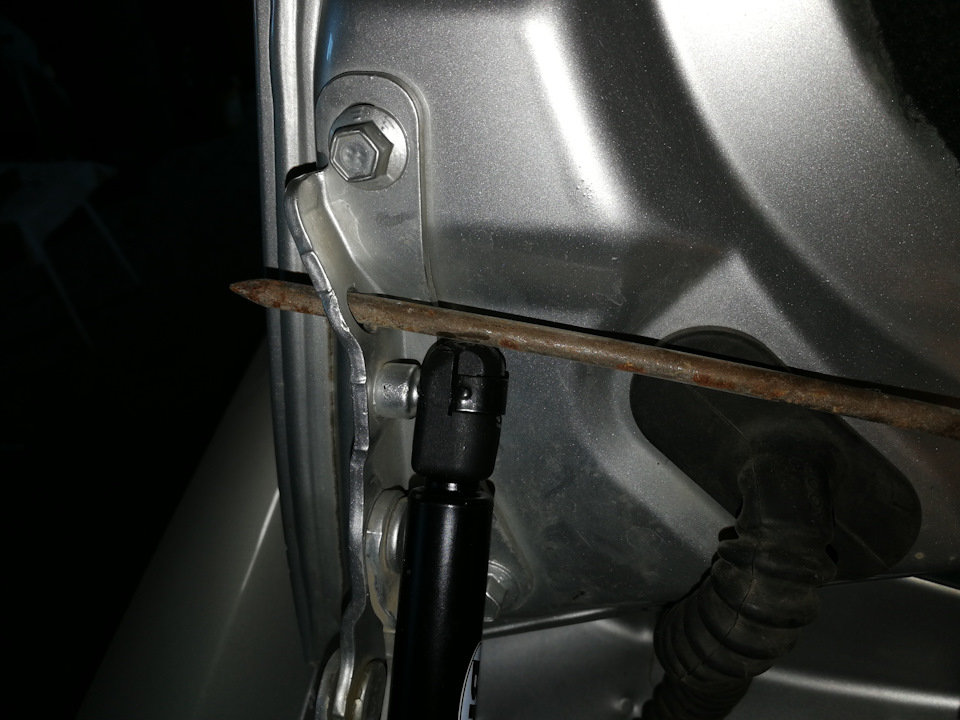 Заменил амортизаторы багажника(седан) - Ford Mondeo IV, 2 л, 2010 года своими ру