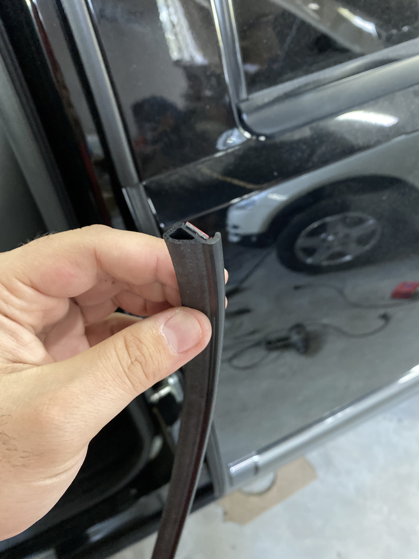 Скрип резинок дверей тигуан устранить. Скрипит уплотнитель двери. Скрипит уплотнитель двери. Скрипят резинки на дверях автомобиля. Скрипит уплотнитель двери.