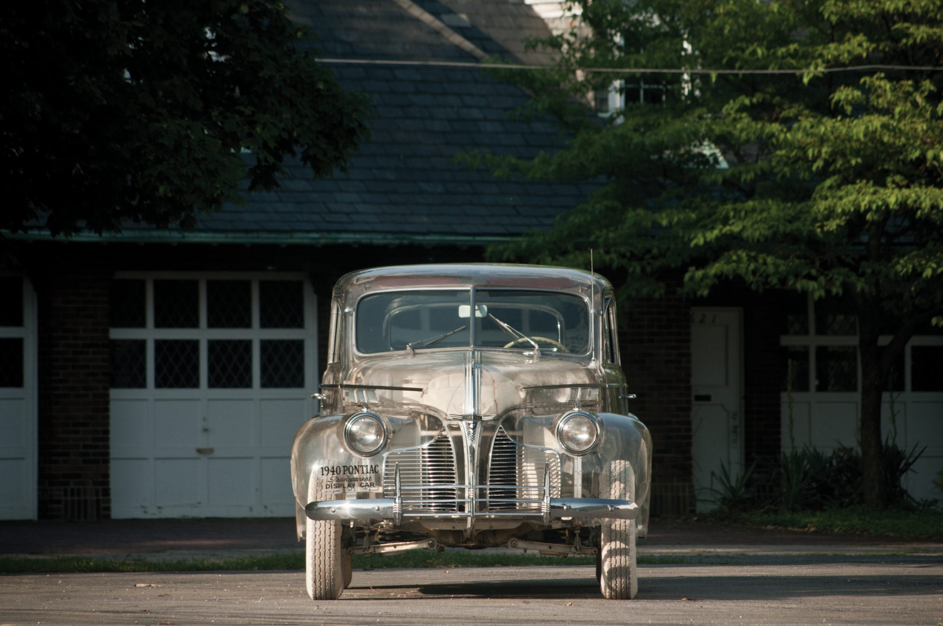 Машины фанту. Pontiac Deluxe 1940. Pontiac Deluxe Six 1940 Ghost. Pontiac 1939. Pontiac Plexiglas Ghost car..