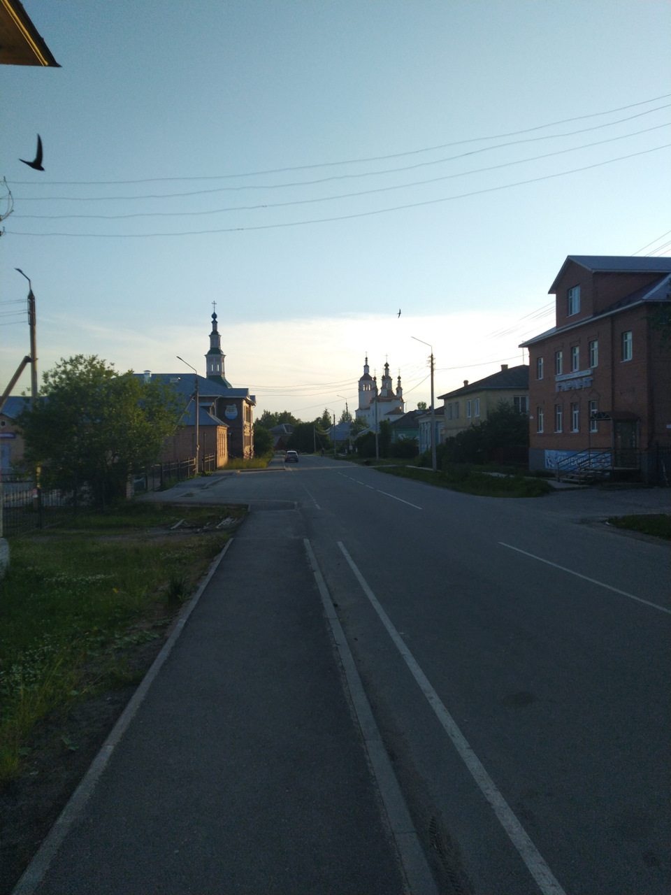 А это особенность провинциальной жизни. Нет, это не ранее утро, это 19.45. На улице ни души. Почти. — Renault Kaptur (2020)