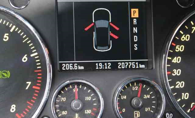 показывает открытую дверь volkswagen touareg