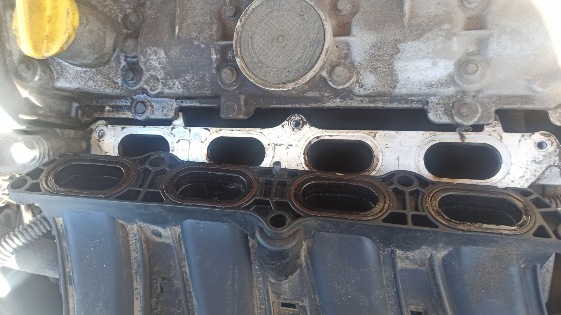 Замена уплотнителей впускного коллектора k4m — Renault Logan (1G), 1,6 ...