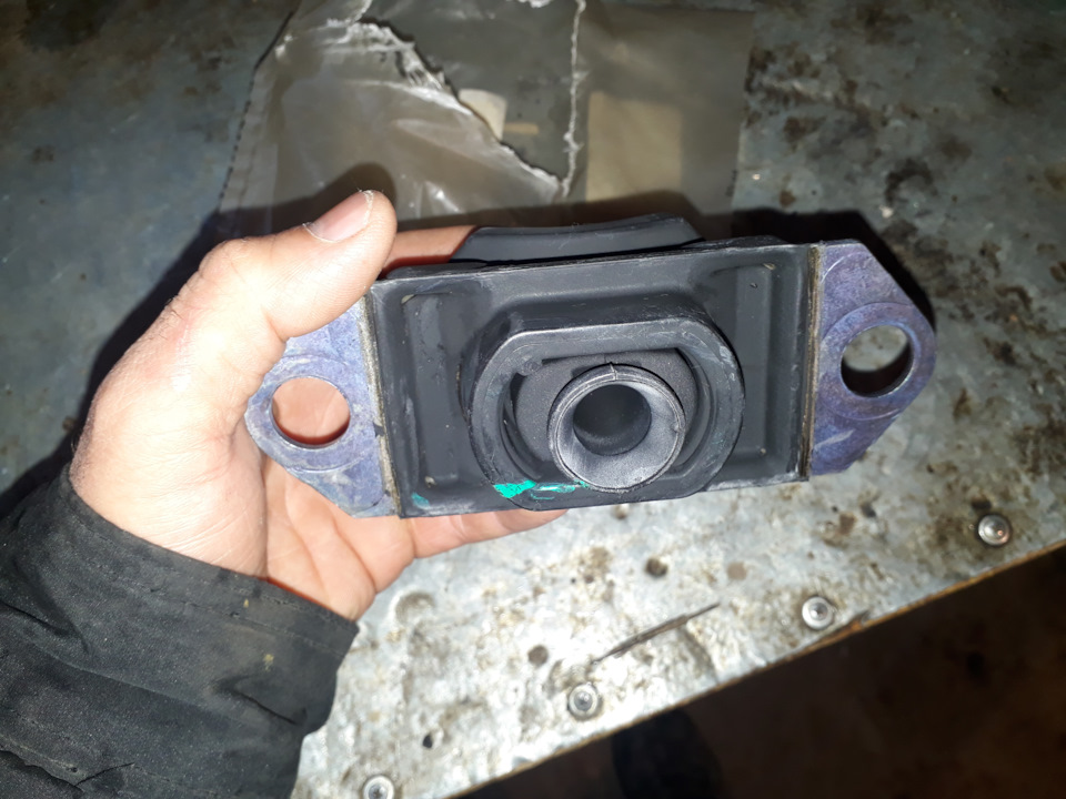Замена нижней (гитары) и верхней подушек двигателя со стороны кпп ...