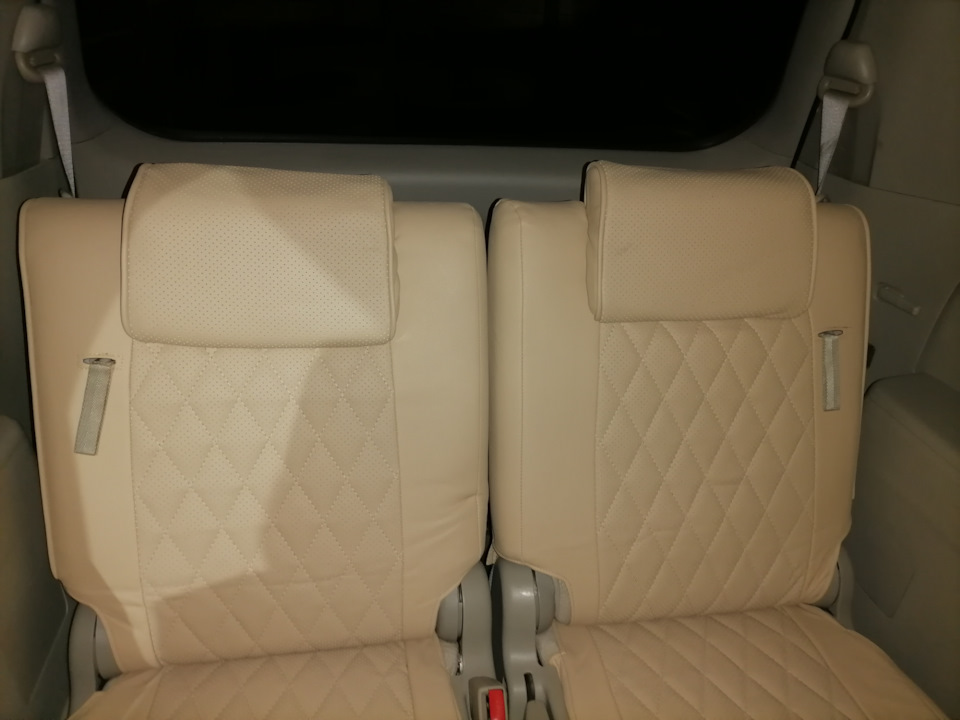 Чехлы и коврики — Toyota Isis, 1,8 л, 2010 года | аксессуары | DRIVE2