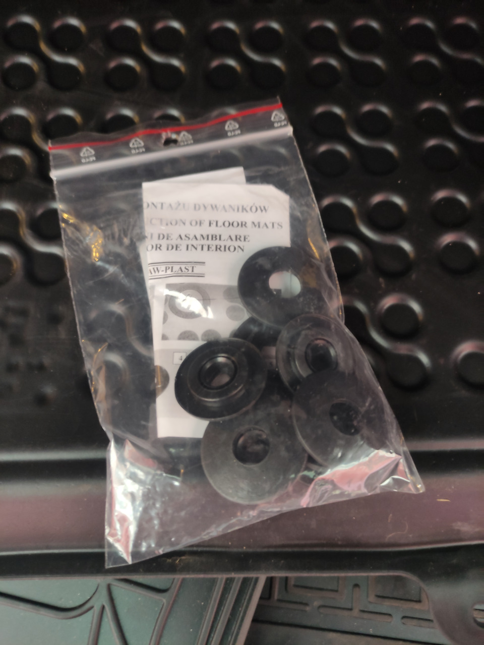 В комплекте идут крепежные клипсы, но и без них коврики никуда не сдвигаются. — Citroen C5 Aircross