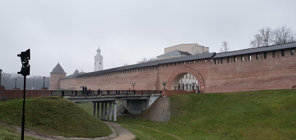 Петербург великий новгород. Новгородский Детинец Невский. Пушка в Кремле Новгородском. Мост над кремлевским рвом Белозерск. Великий Новгород Детинец Кремль открыт 2021.