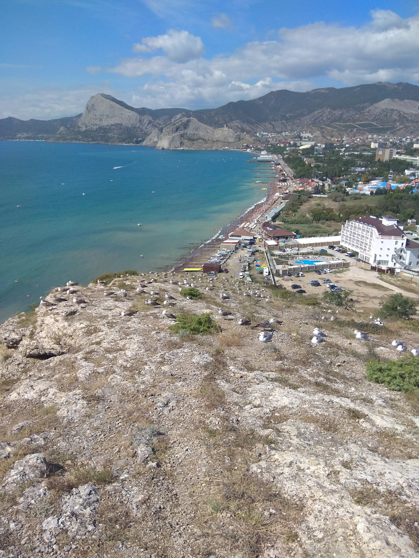 Судак в реальном времени. Гора Алчак в Судаке. Судак кварцевый Алчак.