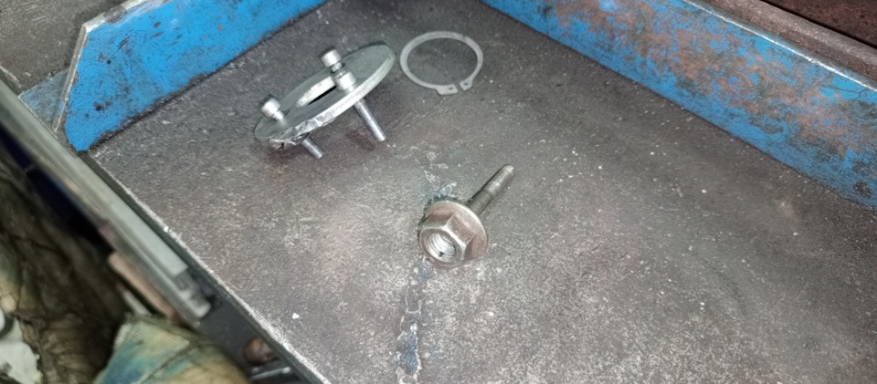 Для демонтажа прижиной пластины. — Nissan Almera Classic (B10)