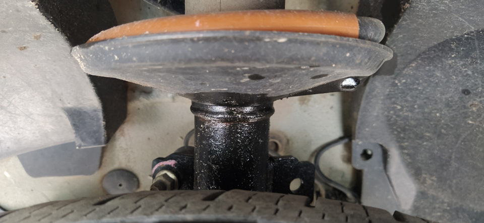 61. Потекла передняя стойка. — Renault Duster (1G), 2 л, 2017 года ...