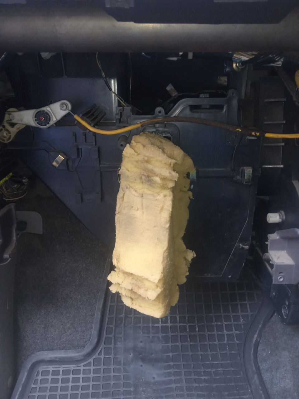 Замена фильтра салона Митсубиси ек вагон 2003г. — Mitsubishi eK, 0,7 л ...