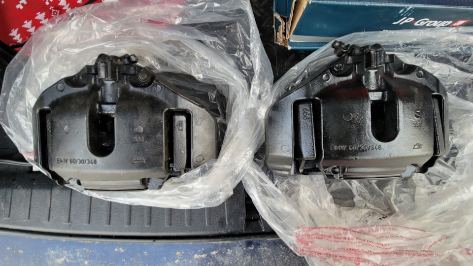 Установка тормозов 348 х 30 от е70 на f25. Прокачивание и прикатка ...