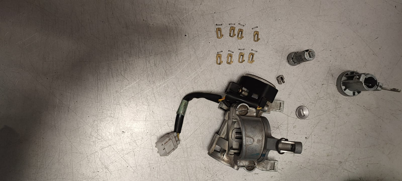 Замена личинок замков передних дверей — Mitsubishi Galant (8G), 2,4 л ...