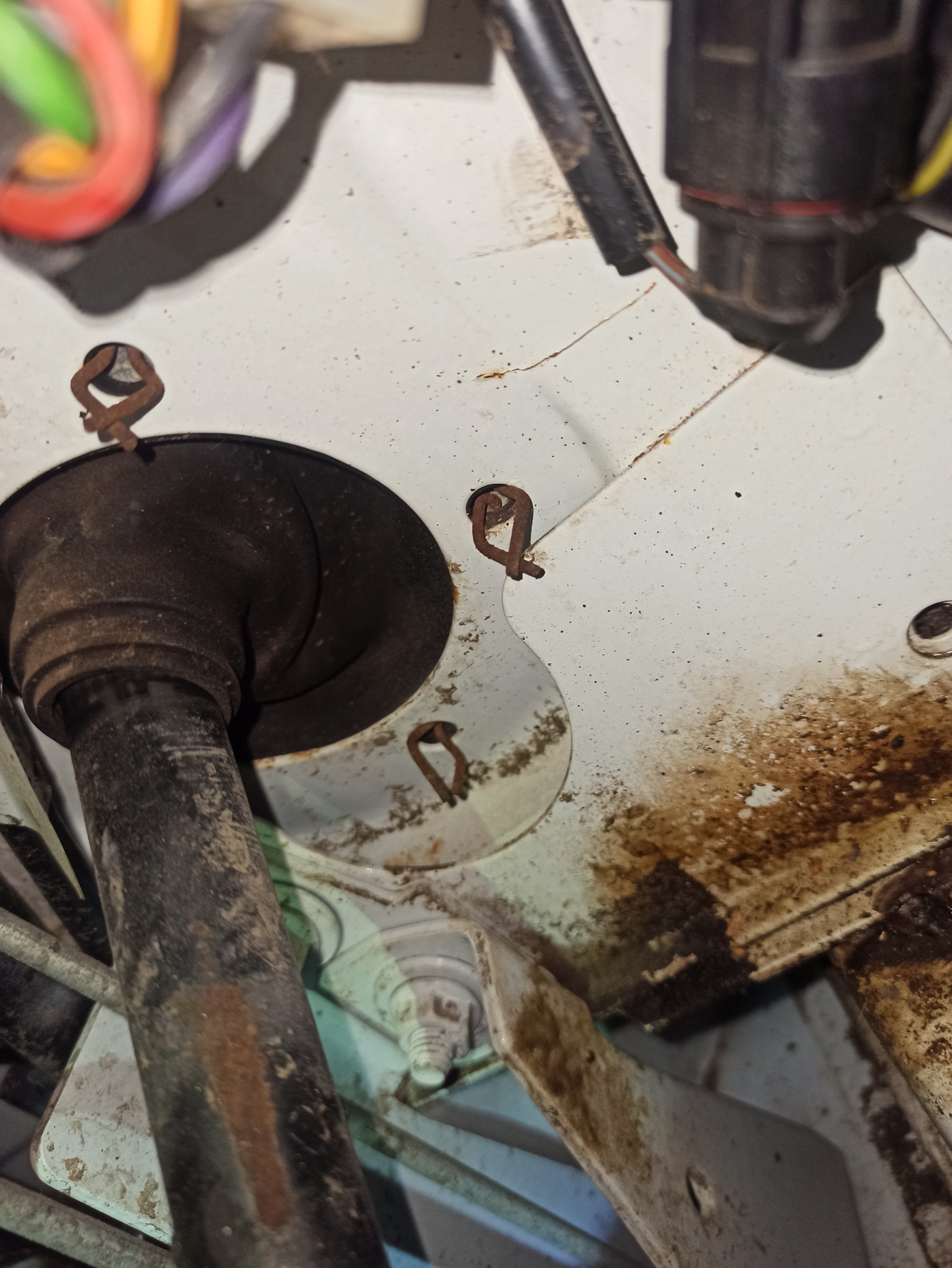 Нужна помощь Трещины в моторном отсеке что делать — ГАЗ Газель, 2,9 л ...