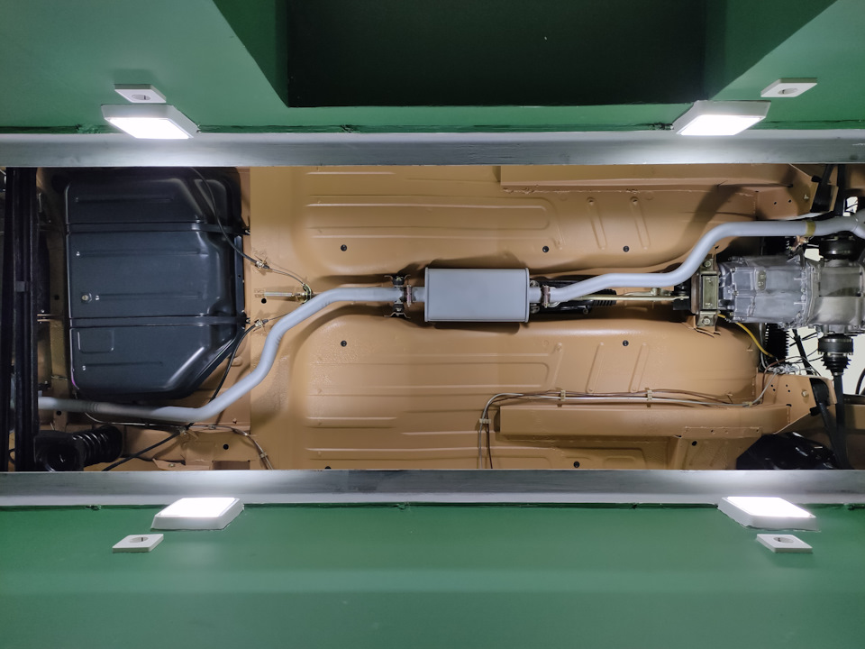 Для глаз почитателя тольяттинских машин здесь режет глаз полный прокрас днища авто, оказывается для Москвичей это хоть и не всегда, но норма, видел конвейерные снимки с таким же прокрасом. У ВАЗа слегка напыл по бокам и всё. Будем знать. — Москвич Святогор