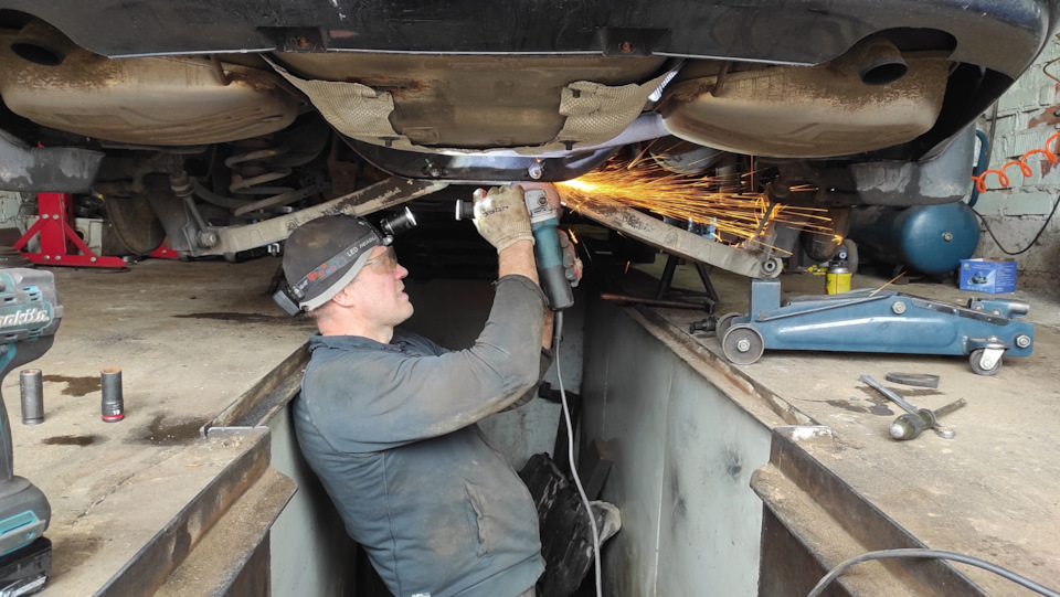 Какой же ремонт обходится без тяжёлого инструмента.😂 — Volvo S80 (2G)