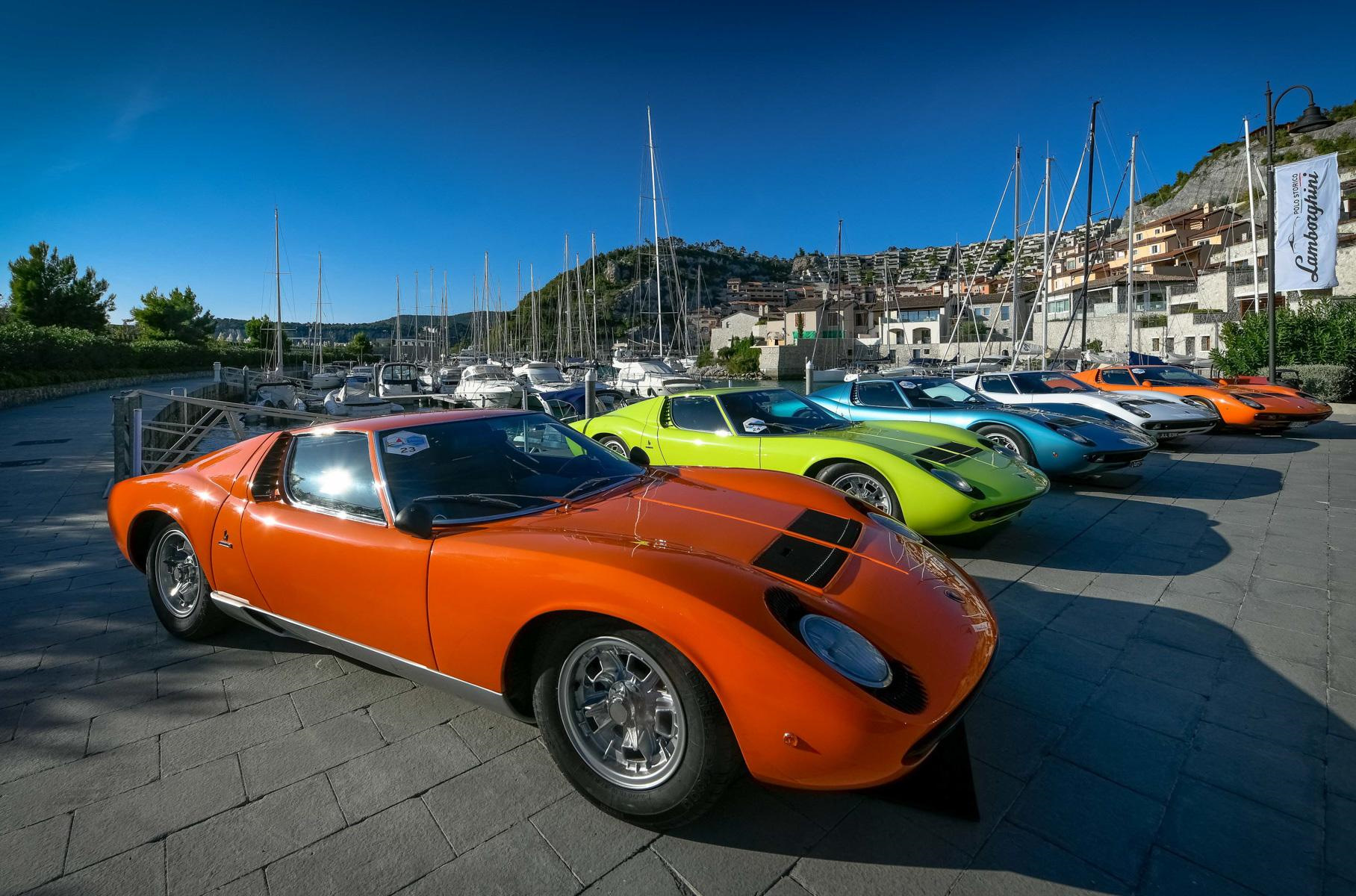 Компания ламборджини. Lamborghini Miura. Бразильский спорткар старый.