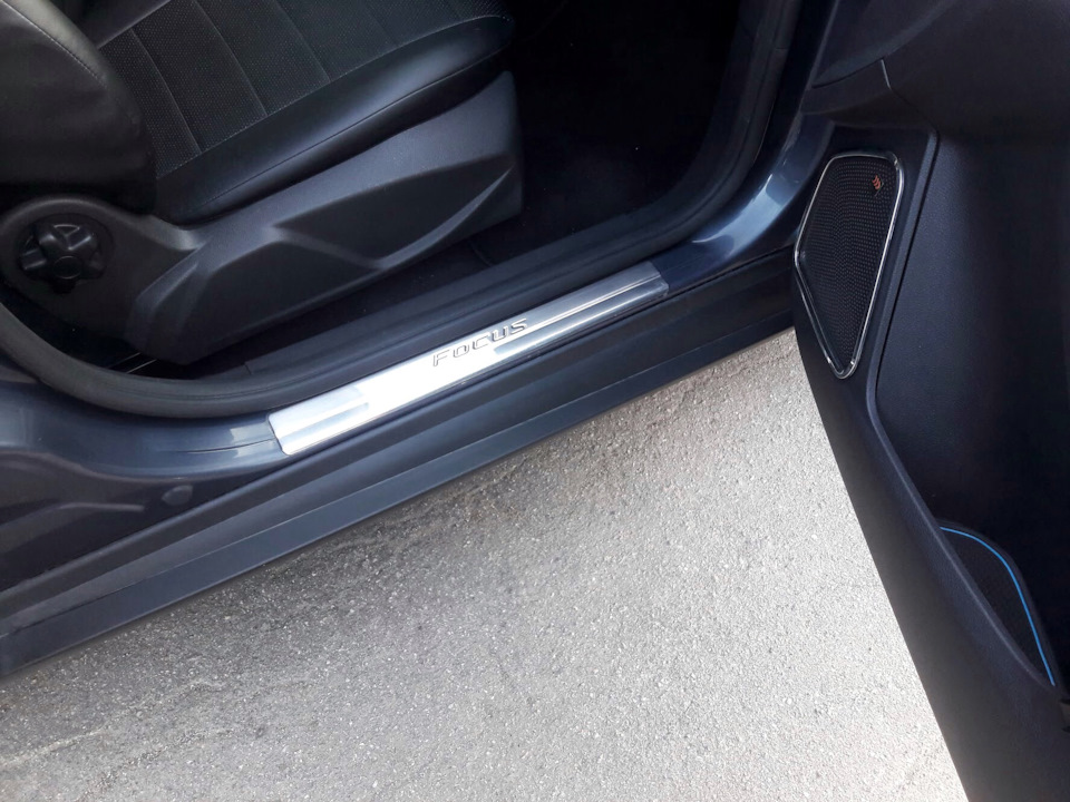 А вот здесь мне пришлось изрядно помучаться. Турецкие железяки сидящие на акриловой ленте очень неохотно покидали места своего десятилетнего обитания. А остатки самого скотча смог удалить вообще только с помощью профессиональной ВДшки ) — Ford Focus Hatchback III