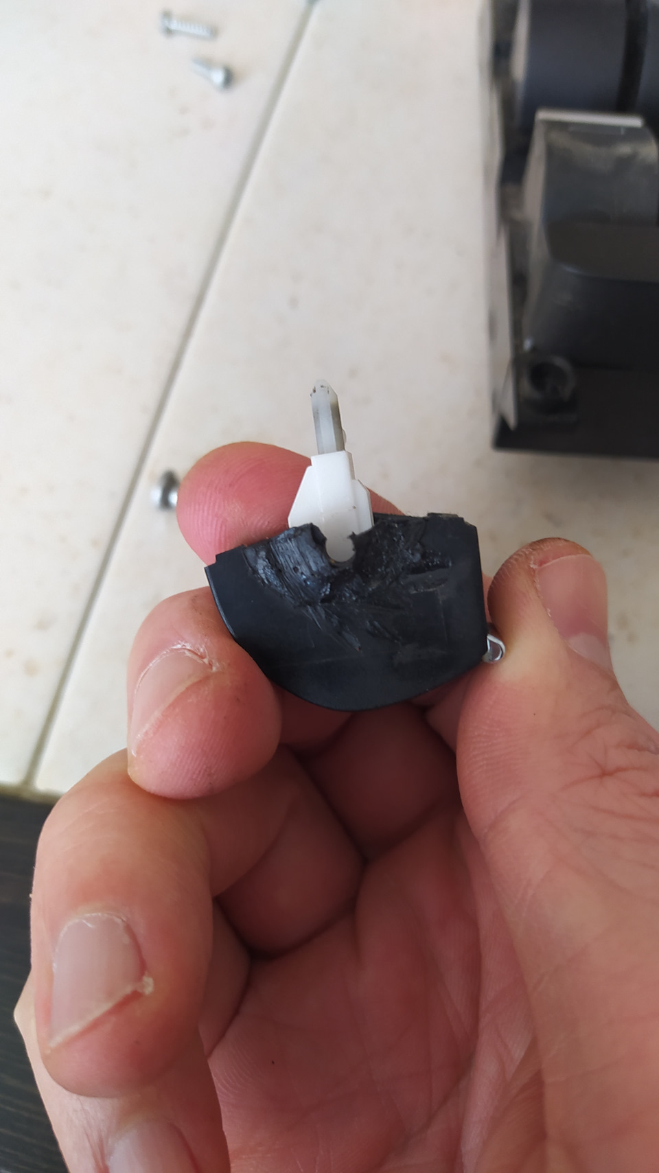 Неисправность кнопки стеклоподъемника — Ford Galaxy (Mk III), 2 л, 2010 ...