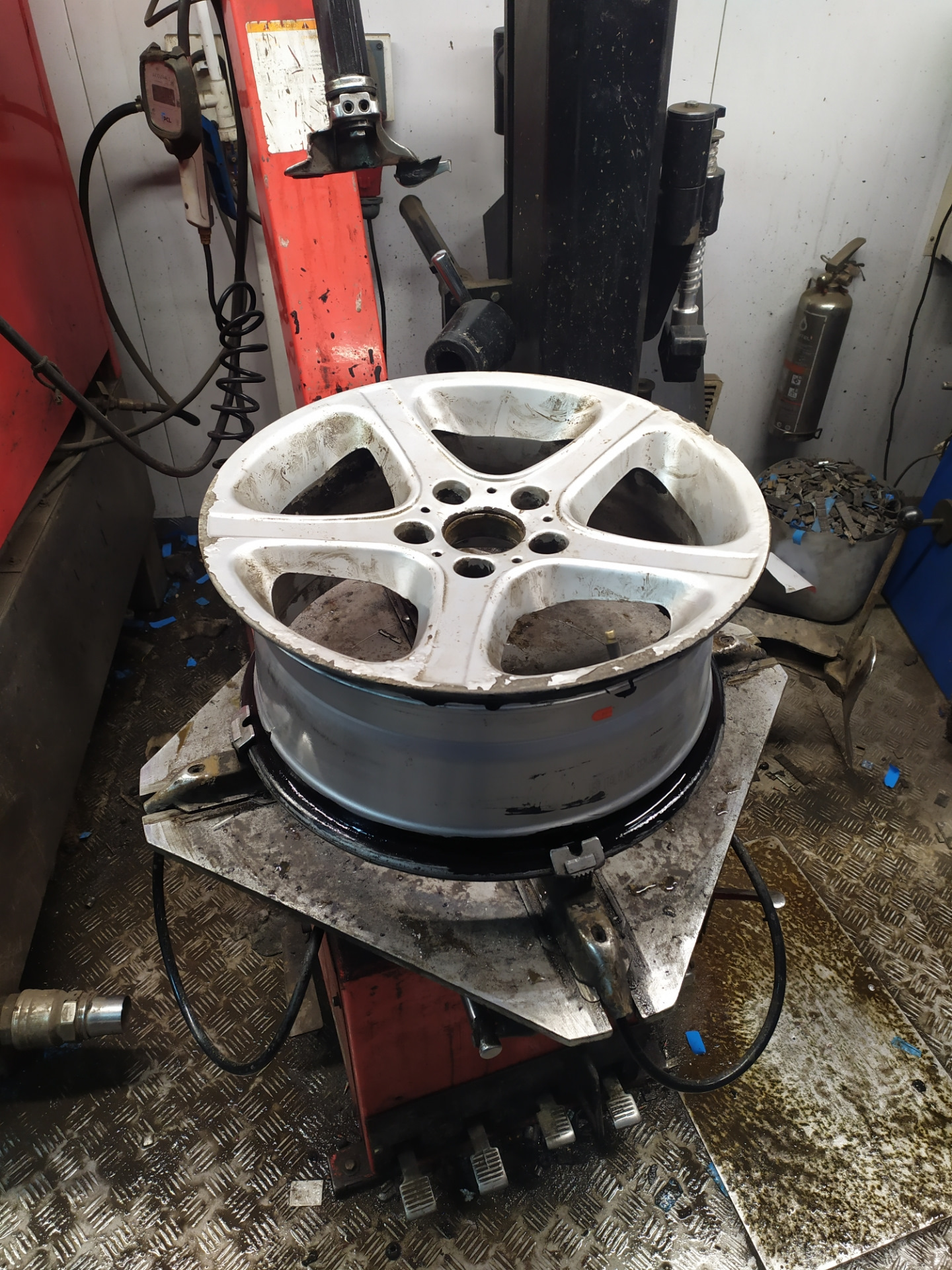 Одно колесо спускает — BMW X3 (E83), 2,5 л, 2008 года | колёсные диски ...