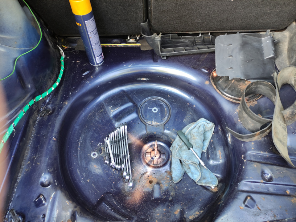 Откуда вода в запаске. Королла 150 багажник вода. Откуда вода в запаске. Шкода рапид 2 ниша запаски. Откуда вода в запаске.