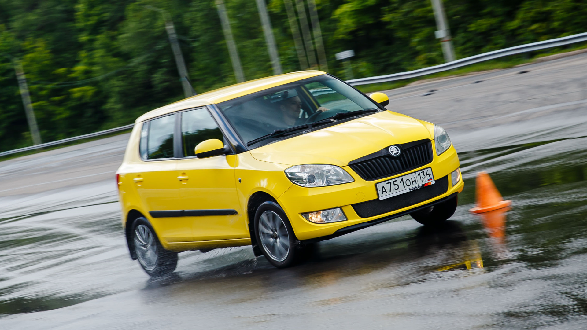 Шкода фабия желтая. Skoda Fabia 2. Skoda Fabia mk2. Шкода Фабия 2012. Шкода Фабия 2 спорт.