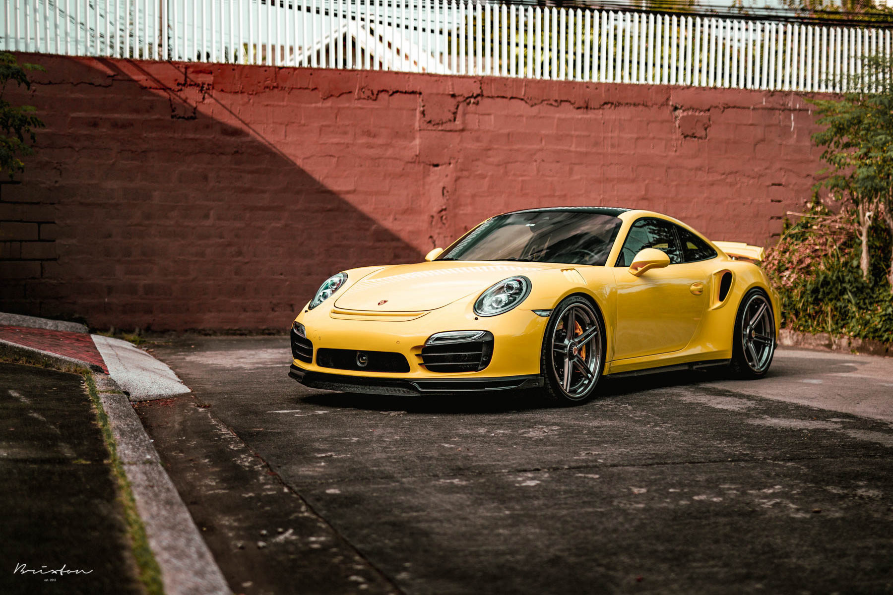 Порше желтый фото Yellow Porsche 991 Turbo S Brixton Forged M52 Targa Series - Megawheel.ru на DRI