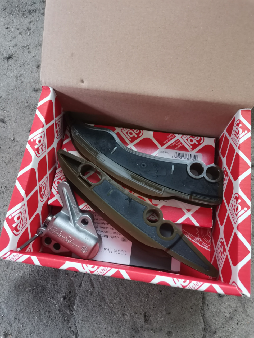 В комплект входят: 1) Натяжитель 2) 2 башмака 3) Цепь — BMW 5 series Gran Turismo (F07). Запчасти на фото: Q10016