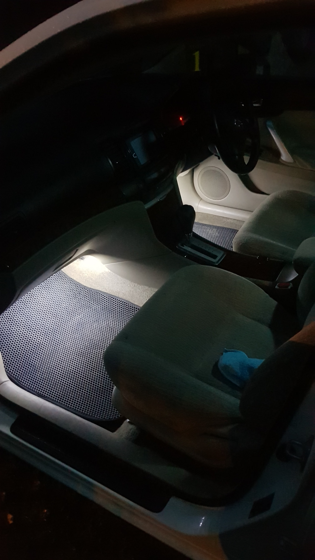 Подсветка ног💡 — Toyota Premio (T240), 1,8 л, 2002 года | стайлинг | DRIVE2