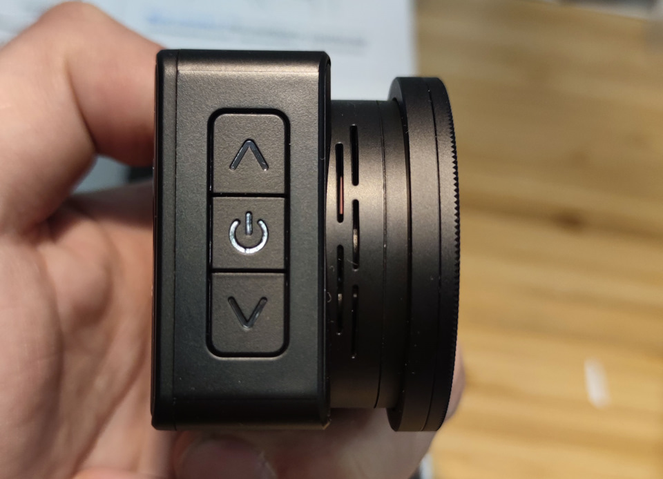 С другой стороны кнопки чтобы пролистывать команды и кнопка вкл-выкл. Кнопкой выкл — в движении можно включать и выключать заставку. — Infiniti QX56 (1G)