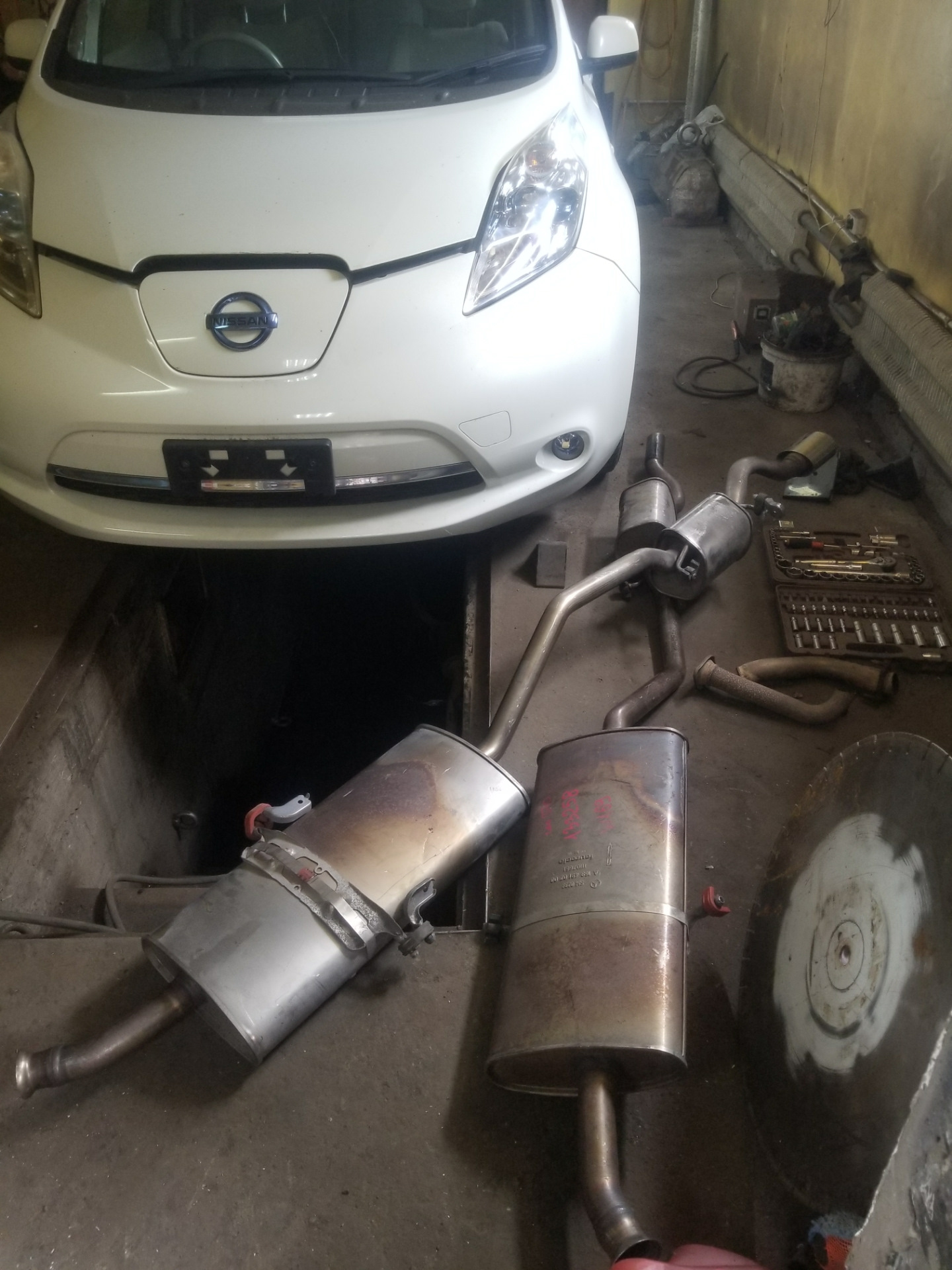 Глушитель #1 — Nissan Leaf (1G), 2012 года | тюнинг | DRIVE2