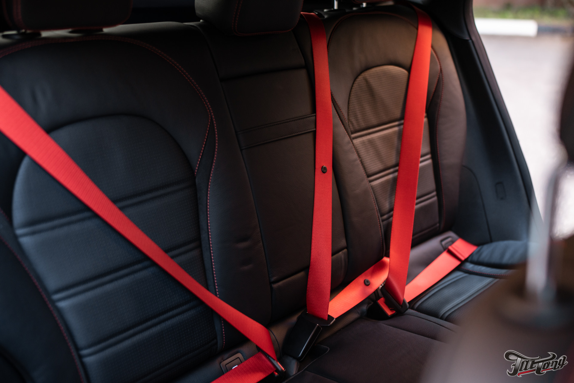 Красные ремни безопасности. GLC 4.3 AMG красный ремни безопасности. Мерседес с43 AMG ремни безопасности. Красные ремни w204. Мерседес с43 AMG ремни безопасности 2020.