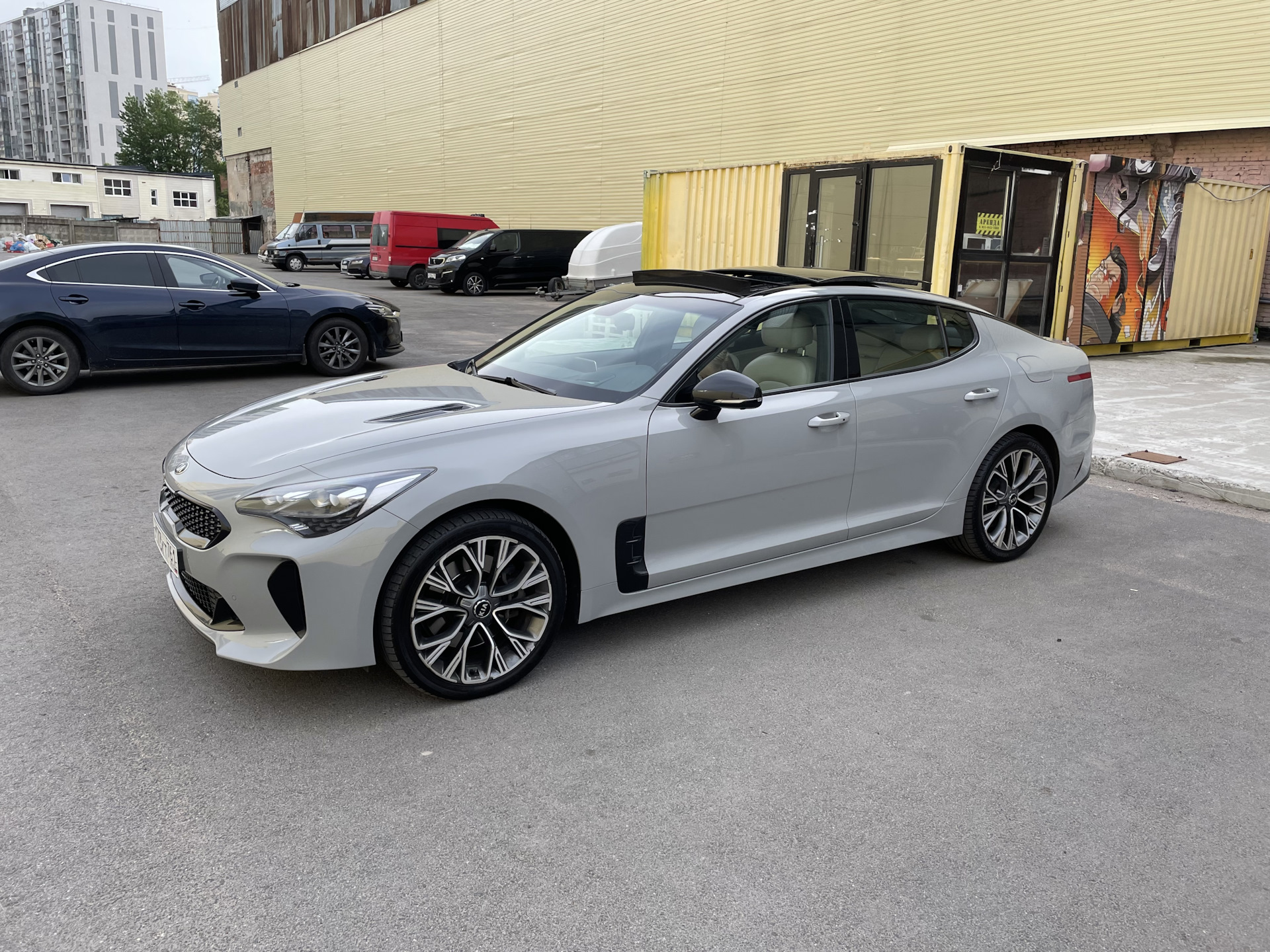 Kia Stinger серый матовый