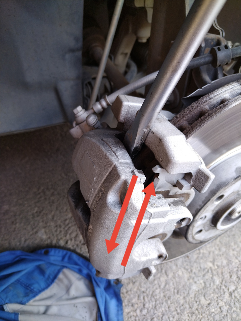 Снимаем сам суппорт, какой то монтировкой или плоской отверткой потихоньку поддеваем сверху, потом снизу и так постепенно, пока суппорт не выйдет. — Opel Grandland X