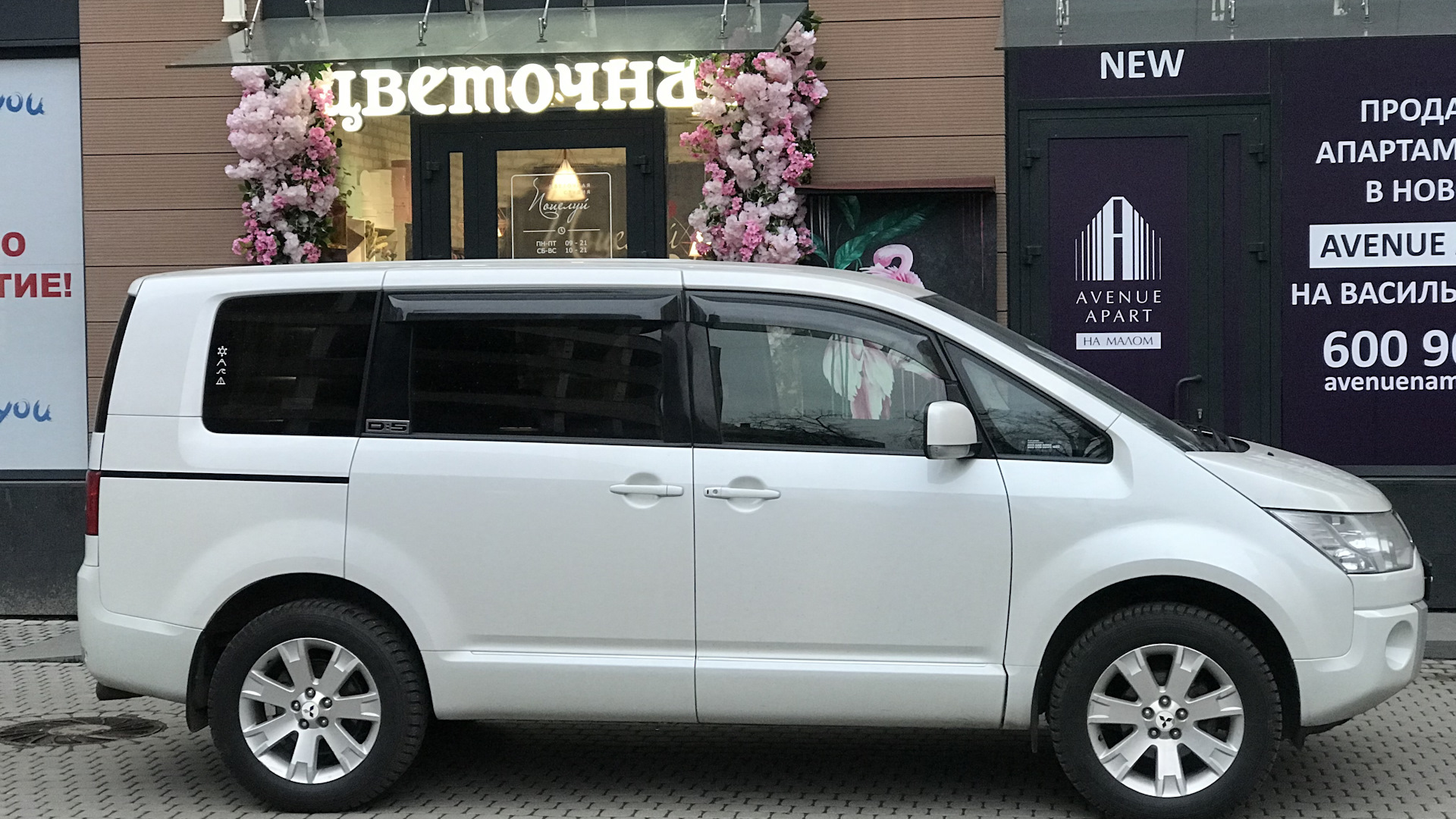 Минивэн в аренду без водителя для поездки. Mitsubishi Delica d5 2022. Mitsubishi Delica d5 Wallpaper